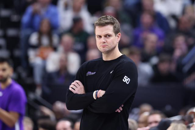 高诗岩17+9山东险胜新疆 齐麟17分李炎哲15分